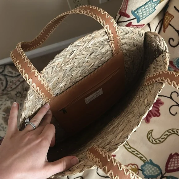 Large handheld straw tote bag (adorable for summer and the beach!!) - Picture 8 of 9